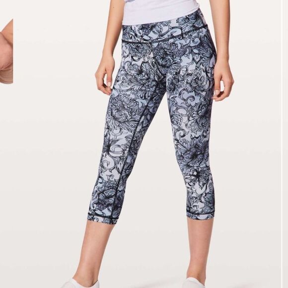 Lululemon Wunder Under Crop (Hi-Rise) *Full-On Luxtreme 21" Hanakotoba Size 8 - Picture 4 of 4